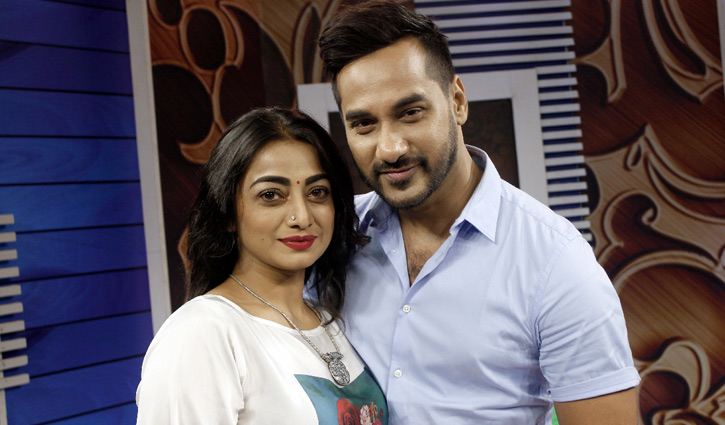 পুলিশ-সাংবাদিকের প্রেমের গল্পে তারা পুলিশ-সাংবাদিকের প্রেমের গল্পে তারা
