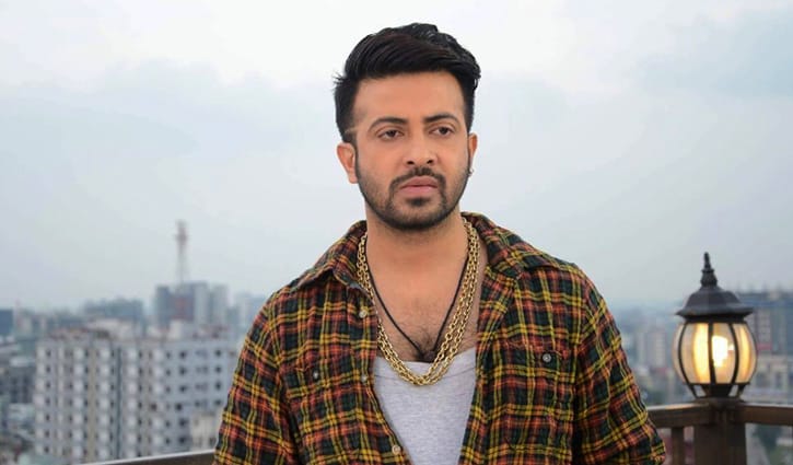 ‘আমি নবাব ধর্ষিতা নারীদের হাত’ (ভিডিও) ‘আমি নবাব ধর্ষিতা নারীদের হাত’ (ভিডিও)