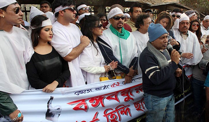 কাফন মিছিলেও লাভ হচ্ছে না, মুক্তি পাচ্ছে বলিউড সিনেমা! কাফন মিছিলেও লাভ হচ্ছে না, মুক্তি পাচ্ছে বলিউড সিনেমা!