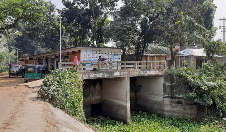 সরকারি খাল দখল করে আ. লীগ নেতার মার্কেট তৈরি