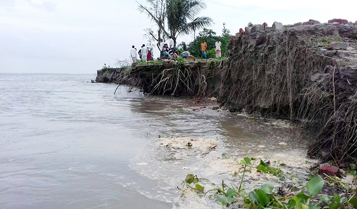যমুনায় ভাঙন বেড়েছে, হুমকির মুখে এনায়েতপুর যমুনায় ভাঙন বেড়েছে, হুমকির মুখে এনায়েতপুর