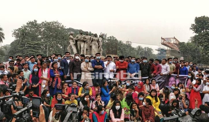 বঙ্গবন্ধুর ভাস্কর্য ভাঙার প্রতিবাদে ছাত্রলীগের বিক্ষোভ বঙ্গবন্ধুর ভাস্কর্য ভাঙার প্রতিবাদে ছাত্রলীগের বিক্ষোভ