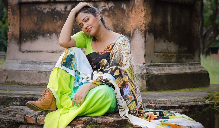 কটাক্ষের শিকার সোহিনী কটাক্ষের শিকার সোহিনী