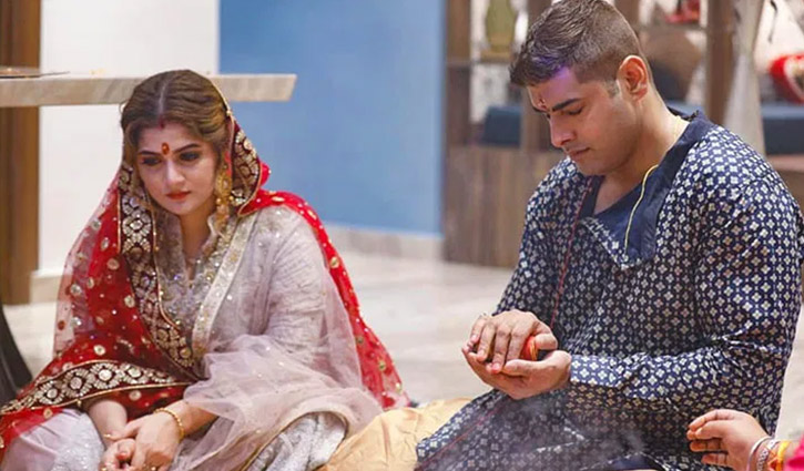 কার নীরবতা ভাবিয়ে তুলেছে শ্রাবন্তীকে?