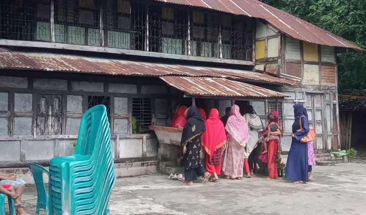 ঘরের আড়ার সঙ্গে ঝুলছিল স্কুলছাত্রের মরদেহ ঘরের আড়ার সঙ্গে ঝুলছিল স্কুলছাত্রের মরদেহ