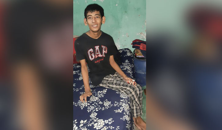 প্রতিবন্ধী ছেলের হুইল চেয়ারের জন‌্য মায়ের আকুতি