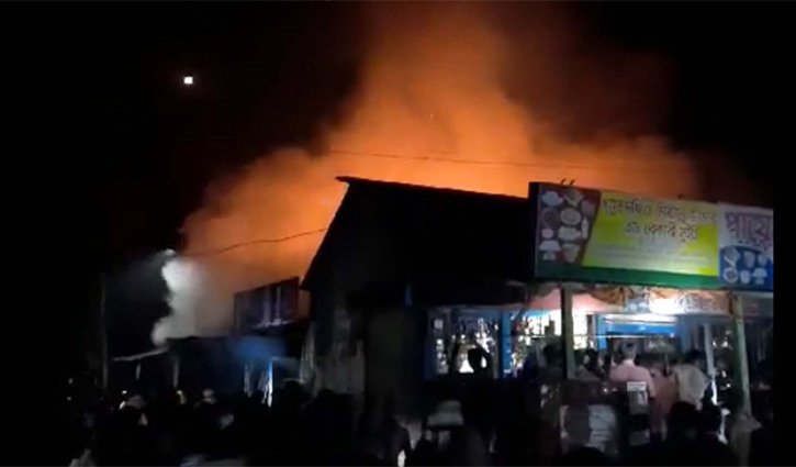 টাঙ্গাইলের পাইকড়ার বালিহাটি বাজারে আগুন টাঙ্গাইলের পাইকড়ার বালিহাটি বাজারে আগুন