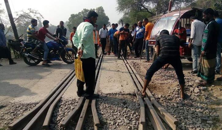 টাঙ্গাইলে রেল লাইনে ফাটল টাঙ্গাইলে রেল লাইনে ফাটল