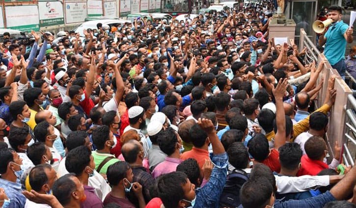 কারওয়ান বাজারে টিকিটপ্রত্যাশীদের ভিড় কারওয়ান বাজারে টিকিটপ্রত্যাশীদের ভিড়