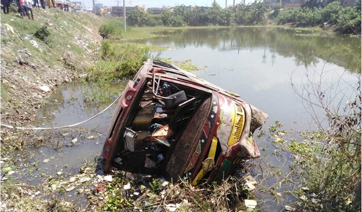 সাভারে যাত্রীবাহী বাস খাদে, আহত ১৫ সাভারে যাত্রীবাহী বাস খাদে, আহত ১৫