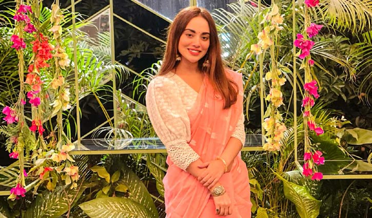 তমা মির্জাকে শাড়ি-ব্লাউজ উপহার দিলেন কে?