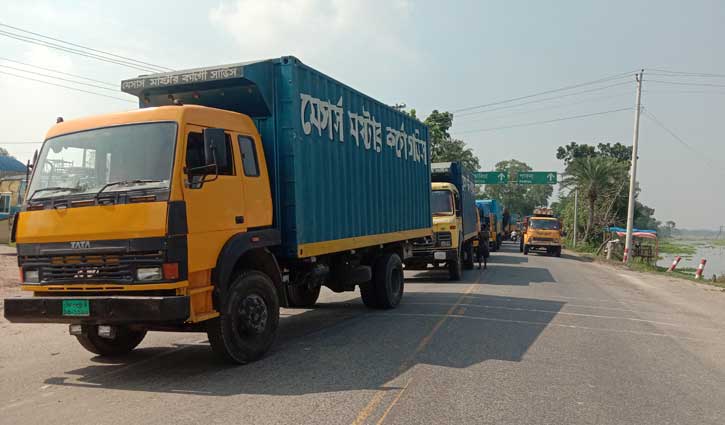 পাটুরিয়া ঘাট পারের অপেক্ষায় ৬শ যানবাহন পাটুরিয়া ঘাট পারের অপেক্ষায় ৬শ যানবাহন