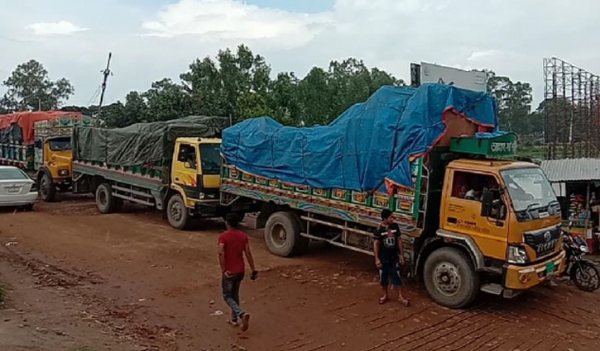 পাটুরিয়ায় পারের অপেক্ষায় ৫ শতাধিক যানবাহন পাটুরিয়ায় পারের অপেক্ষায় ৫ শতাধিক যানবাহন