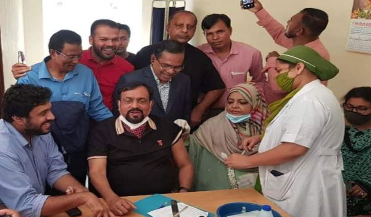 টিকা নিলেন রুহুল আমিন হাওলাদার টিকা নিলেন রুহুল আমিন হাওলাদার