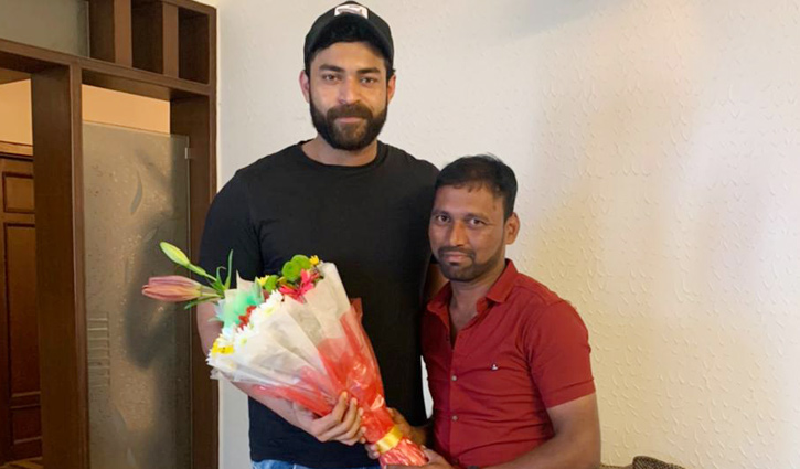 প্রিয় অভিনেতার সাক্ষাৎ পেতে ২০০ কি.মি. হাঁটলেন ভক্ত প্রিয় অভিনেতার সাক্ষাৎ পেতে ২০০ কি.মি. হাঁটলেন ভক্ত