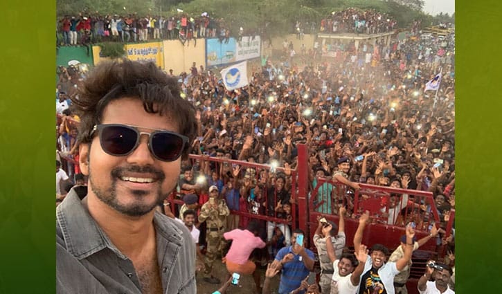 রেকর্ড গড়েছে বিজয়ের সেলফি রেকর্ড গড়েছে বিজয়ের সেলফি