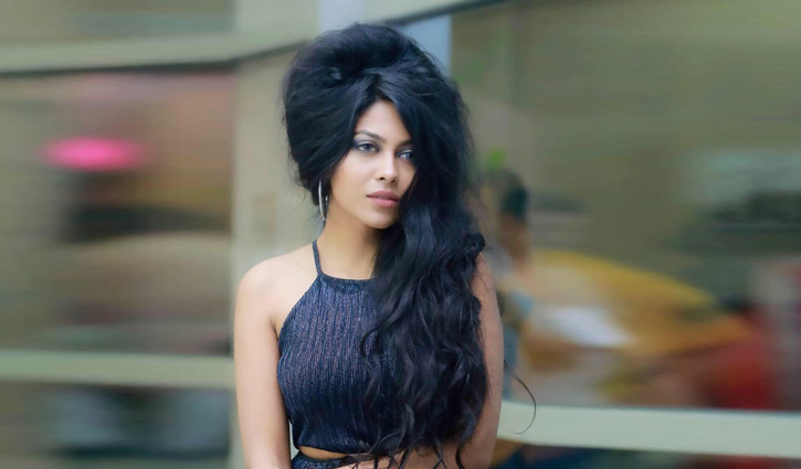 স্টেজ মাতানো গায়িকা জেফার