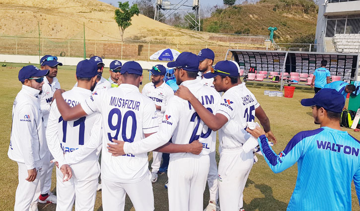 ইনিংস ঘোষণা করে ওয়ালটনকে ব্যাটিংয়ে পাঠাল সাউথ জোন ইনিংস ঘোষণা করে ওয়ালটনকে ব্যাটিংয়ে পাঠাল সাউথ জোন