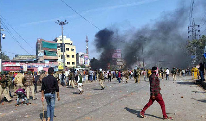 মসজিদে আগুন, মিনারে উঠল হনুমানের পতাকা