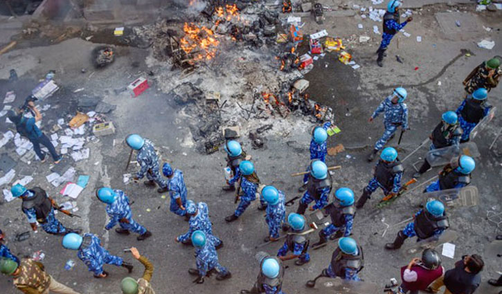 জ্বলছে দিল্লি, বাঙালি সাংবাদিককে হেনস্তা
