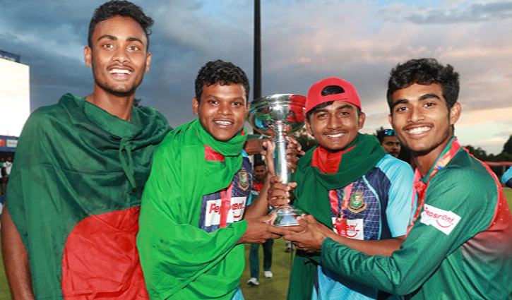 Mass reception for under-19 team