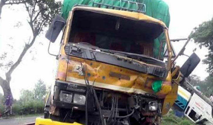 কাভার্ডভ্যানের ধাক্কায় লেগুনার ৪ যাত্রী নিহত কাভার্ডভ্যানের ধাক্কায় লেগুনার ৪ যাত্রী নিহত
