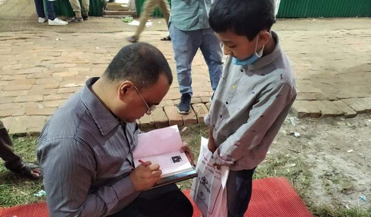 গ্রন্থমেলায় অনন্য মোশতাক আহমেদের ৪ বই