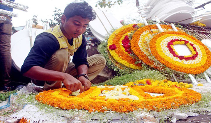 দম ফেলার ফুরসত নেই ফুল ব‌্যবসায়ীদের