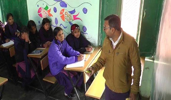 নবম শ্রেণির পদার্থবিজ্ঞান ও অঙ্ক ক্লাস নেন স্কুলের পিয়ন