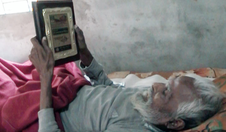 ভাষাসৈনিক আজ ভাষাহীন, অসহায়