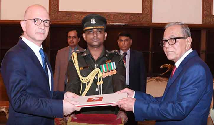 Turkish, Australian envoys present credentials to President