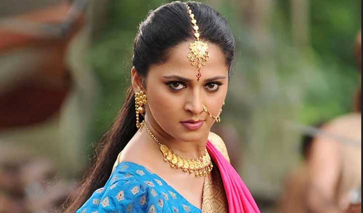 ক্রিকেটারের সঙ্গে প্রেম নিয়ে আনুশকার বক্তব্য