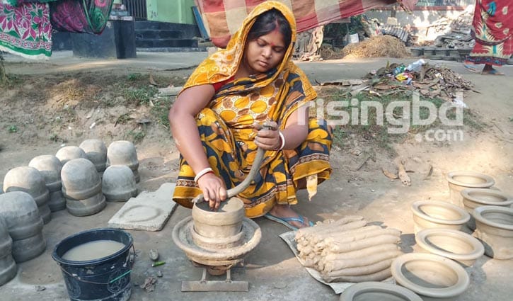 পেশা বদলাচ্ছেন টাঙ্গাইলের মৃৎশিল্পীরা পেশা বদলাচ্ছেন টাঙ্গাইলের মৃৎশিল্পীরা