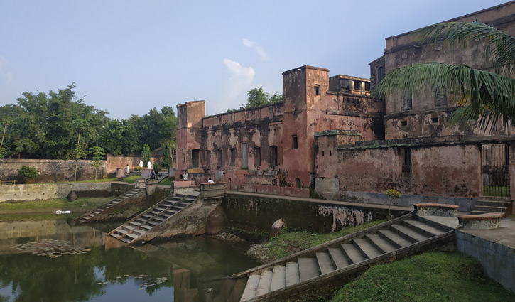 গন্তব্য ছিল বালিয়াটি জমিদার বাড়ি