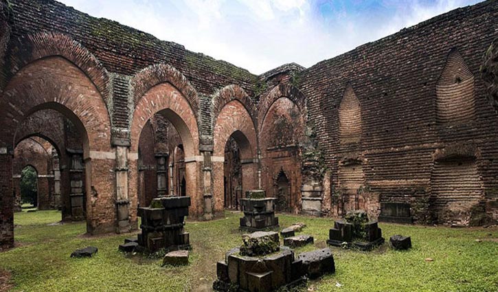 হুমকির মুখে গৌড়ের ঐতিহাসিক স্থাপনা