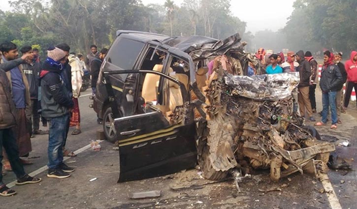 Bus-microbus collision kills 6 in Faridpur