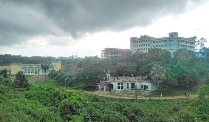 লাল পাহাড়ে সবুজ ক্যাম্পাস লাল পাহাড়ে সবুজ ক্যাম্পাস