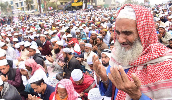 Akheri Munajat begins