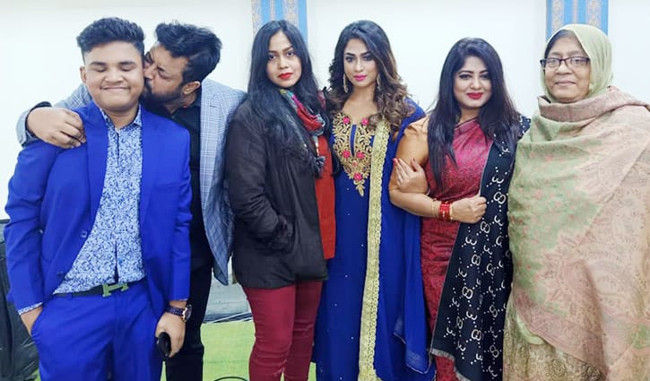 ‘শালা-শালী আর বউ নিয়ে সংসার’ ‘শালা-শালী আর বউ নিয়ে সংসার’