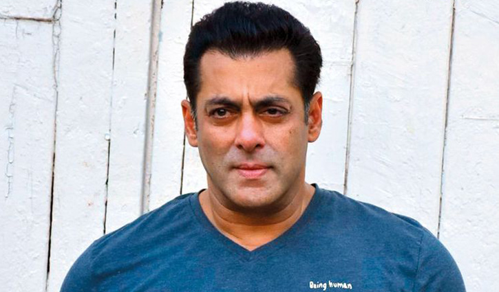 ভক্তের মোবাইল কেড়ে নিলেন সালমান (ভিডিও)