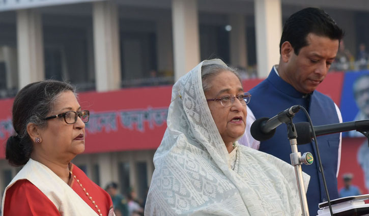 আবেগাপ্লুত প্রধানমন্ত্রীর চোখে জল আবেগাপ্লুত প্রধানমন্ত্রীর চোখে জল