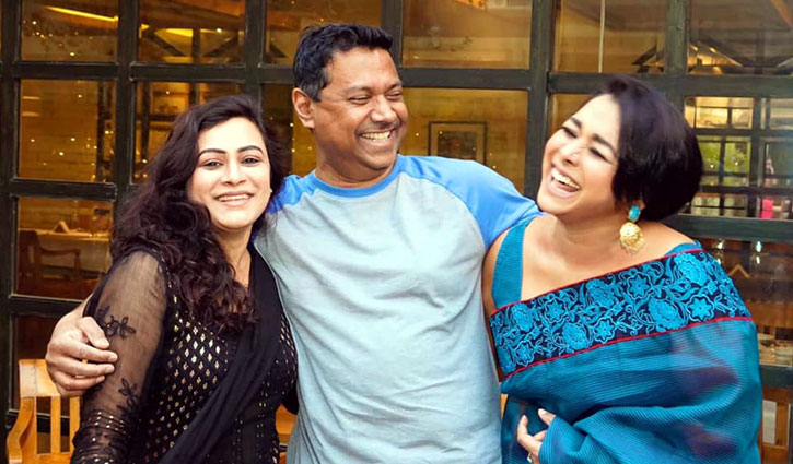 এ হাসি কে এনে দিয়েছে…