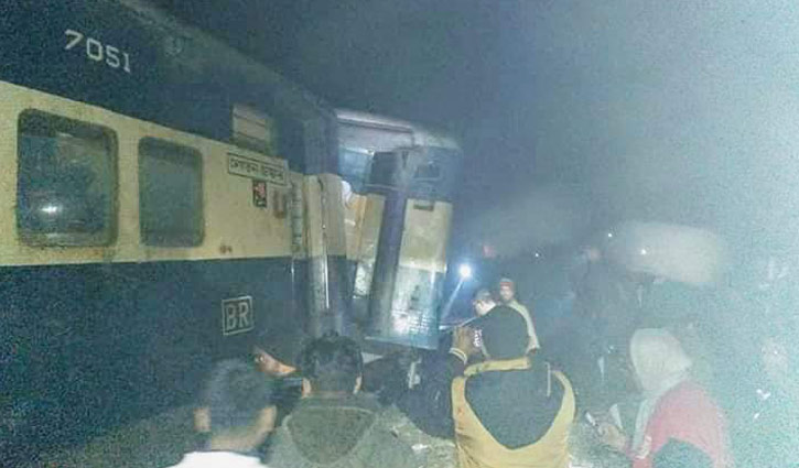 3 compartments of train derailed