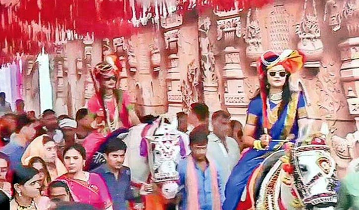 ঘোড়ায় চড়ে তলোয়ার হাতে বিয়ে করতে গেলেন দুই বোন! ঘোড়ায় চড়ে তলোয়ার হাতে বিয়ে করতে গেলেন দুই বোন!