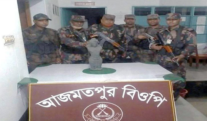 চাঁপাইনবাবগঞ্জে কষ্টি পাথরের মূর্তি উদ্ধার চাঁপাইনবাবগঞ্জে কষ্টি পাথরের মূর্তি উদ্ধার
