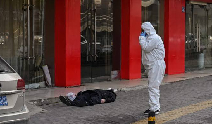 উহানের রাস্তায় পড়ে আছে মানুষের লাশ 