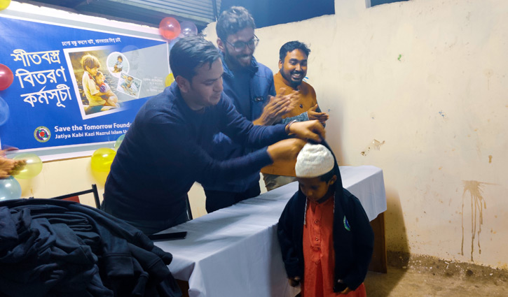 দুখু মিয়াদের পাশে জাককানইবির শিক্ষার্থীরা দুখু মিয়াদের পাশে জাককানইবির শিক্ষার্থীরা