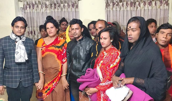 কম্বল নিয়ে তৃতীয় লিঙ্গের পাশে মামুন কম্বল নিয়ে তৃতীয় লিঙ্গের পাশে মামুন