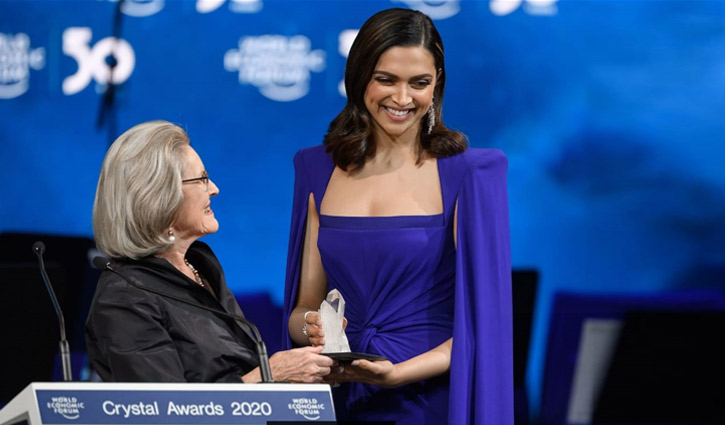 লড়াইয়ের পুরস্কার পেলেন দীপিকা