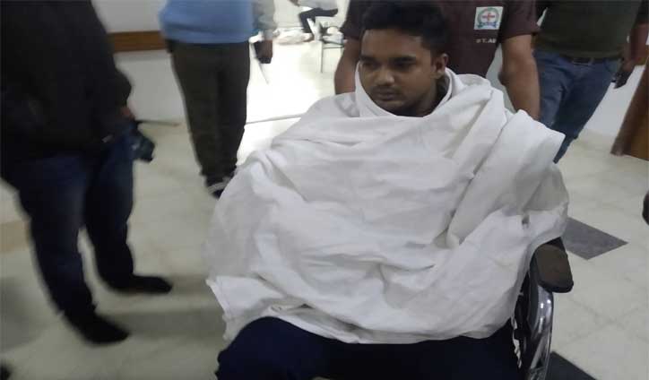 ছিনতাইকারীর ছুরিকাঘাতে ট্রাফিক পুলিশ আহত ছিনতাইকারীর ছুরিকাঘাতে ট্রাফিক পুলিশ আহত